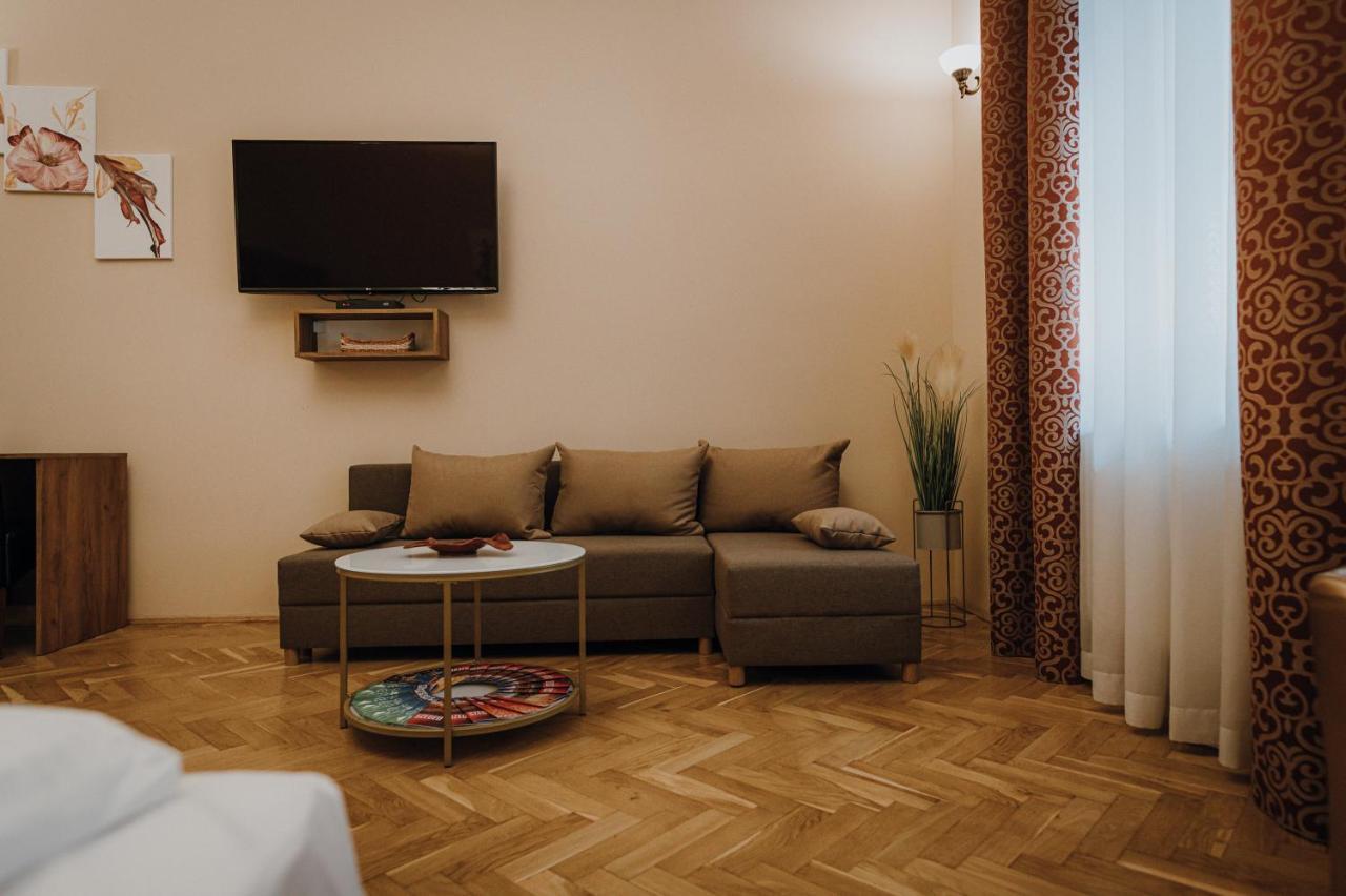 Dozsa Apartman Seghedin Exterior foto
